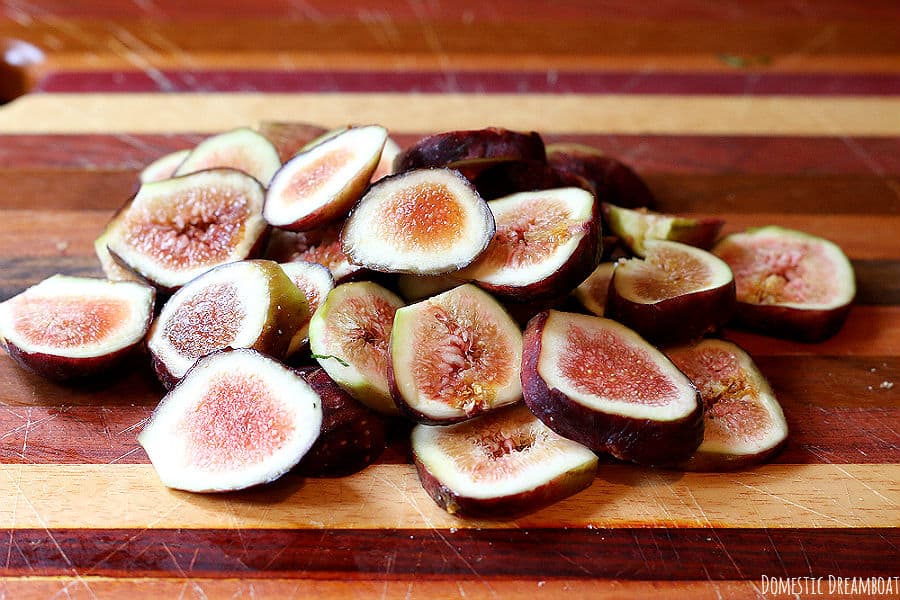 Fig and prosciutto salad - sliced figs