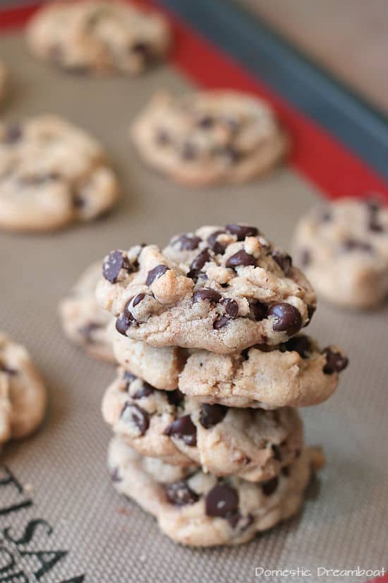 Chewy Chocolate Chip Cookies - Domestic Dreamboat #cookies #chocolatechipcookies #chocolatechip