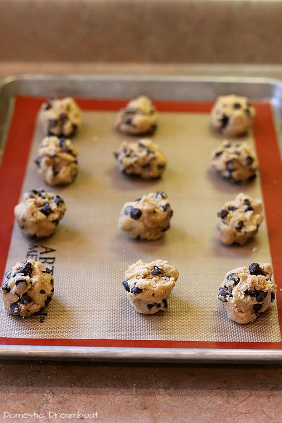 Chewy Chocolate Chip Cookies - Domestic Dreamboat #cookies #chocolatechipcookies #chocolatechip