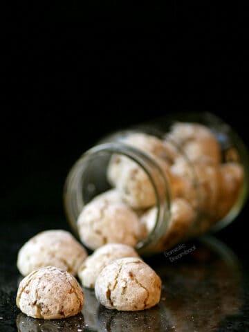 Chewy Almond Apricot Cookie Balls - Domestic Dreamboat #glutenfree #vegan #holidaycookies
