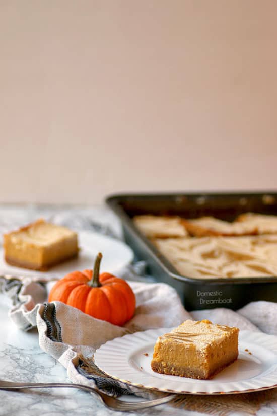 Pumpkin Pie Cheesecake Swirl Bars - Domestic Dreamboat #dessert #pumpkinpie #Thanksgiving