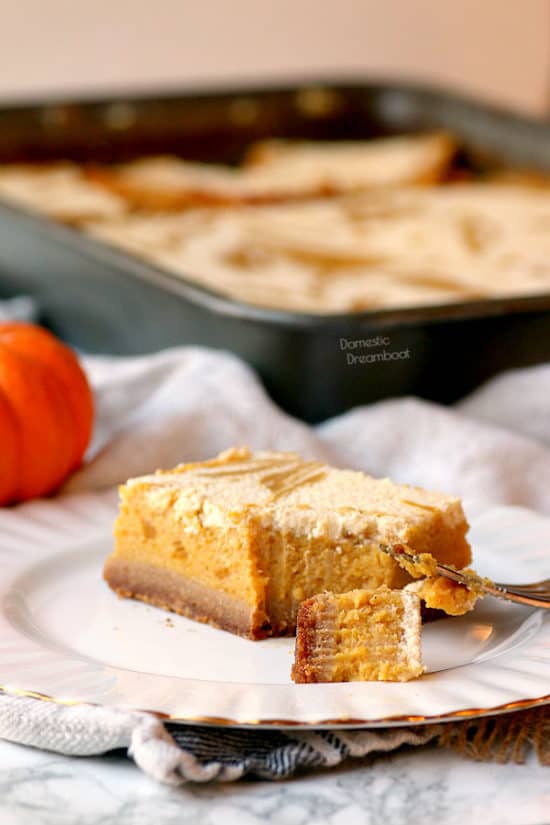 Pumpkin Pie Cheesecake Swirl Bars - Domestic Dreamboat #dessert #pumpkinpie #Thanksgiving
