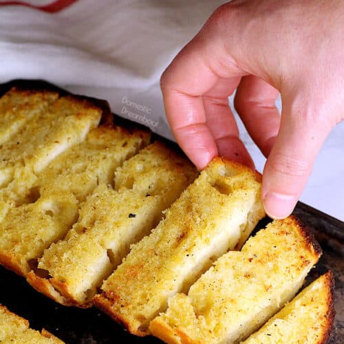 Best Ever Garlic Bread - Domestic Dreamboat #garlicbread #vegetarian #garlic