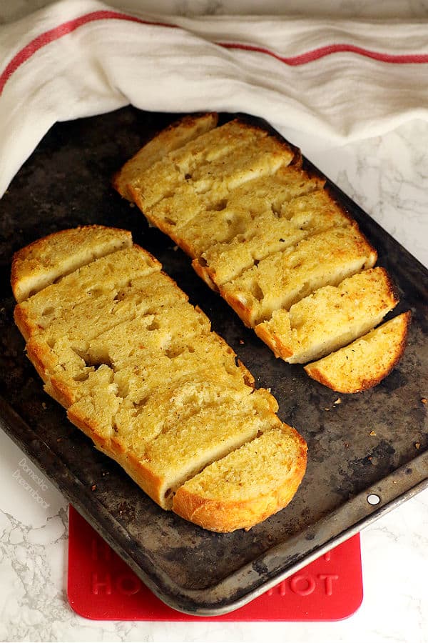 Best Ever Garlic Bread - Domestic Dreamboat #garlicbread #vegetarian #garlic