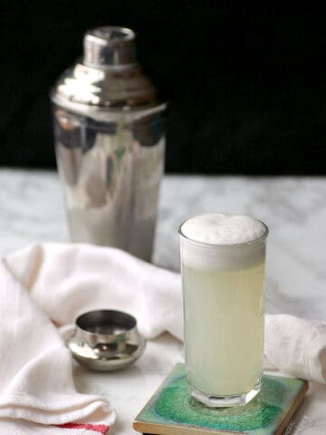 Gin Fizz Cocktail - Domestic Dreamboat #ginfizz #cocktail #happyhour #mixeddrink