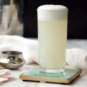 Gin Fizz Cocktail - Domestic Dreamboat #ginfizz #cocktail #happyhour #mixeddrink